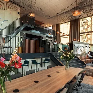 - The Niu, Fender Hotel Amsterdam